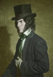 Mais trois d'entre eux, kenji, rui et gō, se rebellent et quittent le cours, prétendant que les humains ne valent pas la peine d'être aidés ou sauvés, sous les yeux ébahis des autres étudiants dont mari. Edward Mordrake Wiki American Horror Story Fandom