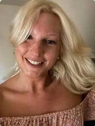 Empowering photo post in a lesbian community