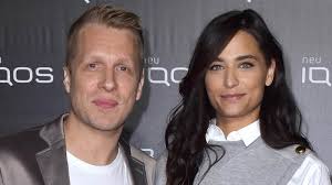 Die schwangere braut trug ein ein hochzeitsfoto haben oliver pocher und amira aly noch nicht veröffentlicht, dafür schnappschüsse. Oliver Pocher Und Freundin Amira Blitz Hochzeit Vor Der Geburt Intouch