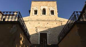 Il portale del v secolo, la finestra laterale con la croce monogrammatica. Basilika San Salvatore In Spoleto Www Umbriatourism It