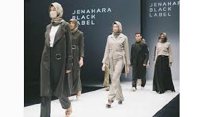 Gambar mewarnai anak perempuan muslim. Busana Muslim Sporty Sampai Syari Di Jfw 2018 Cantik Tempo Co