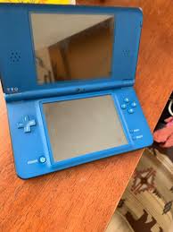 En 2008, nintendo lanzó la nintendo dsi, una nueva revisión de la consola con nuevas adiciones, como la presencia de dos cámaras. Check Out My Nintendo Dsi Xl And Comes W Original Charger Nintendo Dsi Dsi Xl Nintendo