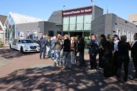 Mensen staan in de rij om afscheid te nemen van Jade: volg hier haar afscheid