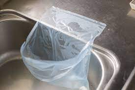 ピタッと貼るだけのこいつで 脱三角コーナー しませんか マイ定番スタイル roomie ルーミー 三角コーナー キッチン 収納棚 スライド 三角