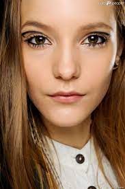 Photos Tendance Beaute De L Automne 2011 L Eyeliner Graphique Backstage Defile Dkny Automne Hiver 2011 2012 Beauty Routines Face Contouring Beauty Make Up