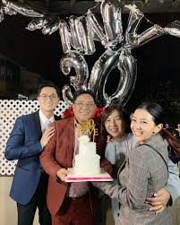 流行經典50年| 鄭俊弘亦攜同準家人何雁詩登場表演。 ❤ 訂閱訂起來➔ bit.ly/2tsylxo 留聲點唱機▻ bit.ly/2roxtlb 流行. é ­æ¢ç¨å®¶ è½‰åž‹ç¨ç«‹æ­Œæ‰‹ä¸€è…³è¸¢ä½•é›è©©å¤šå¾—é„­ä¿Šå¼˜åšå¾Œç›¾ Headlife é ­æ¢æ—¥å ±