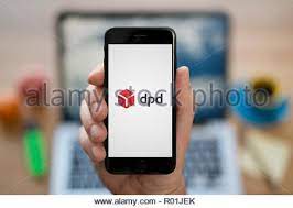 Dpd logo, download free in high quality. Ein Mann Schaut Auf Seinem Iphone Die Zeigt Die Dpd Logo Wahrend Sass An Seinem Computer Schreibtisch Nur Redaktionelle Nutzung Stockfotografie Alamy