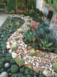 35 Amazing Front Yard Design To Maximize Your Garden Space Succulent Garden Landscape Succulent Garden Design Rock Garden Landscaping