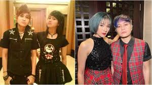 Disadari atau tidak, potongan rambut wanita membawa pengaruh yang cukup besar bagi keseluruhan penampilan seseorang. Potret Lawas 6 Seleb Dengan Gaya Rambut Emo Pernah Keren Pada Masanya Hot Liputan6 Com