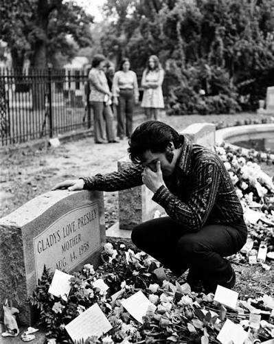 SHOCKING Announcement About Elvis Presley's Tomb In Graceland Will Leave You In Tears A recent announcement regarding Elvis Presley's tomb at Graceland has stirred strong emotions among fans around the world. In