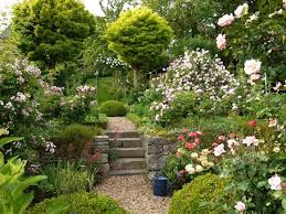 10 Tricks Fur Die Gestaltung Eines Kleinen Gartens Garten Anlegen Garten Kleiner Garten