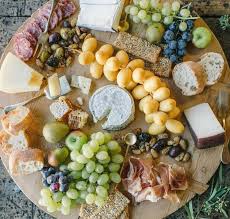 Kaseplatte Dekorieren Knackebrot Weintrauben Salami Kaseplatte Anrichten Kaseplatte Selber Machen Lustige Vorspeisen