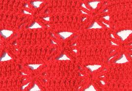 Un bello punto con corazones de colores enmarcados por un borde de un solo color (en nuestro caso es blanco) 💜este punto es múltiplo de 6 + 1 y se repiten s. Crochet Puntos Y Aguja Knook Tejiendo De Corazon