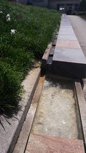 Banc Fontaine Le Long D Un Cheminement Pmr Borde D Un Joli Massif Vert Et Dense Un Bel Equilibre Entre Mineral Paysagiste Espace Public Amenagement Exterieur