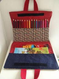 Tuto De La Pochette A Dessin La Fabrique De Mila In 2020 Diy Wallet Sewing Projects For Beginners Kids Couture