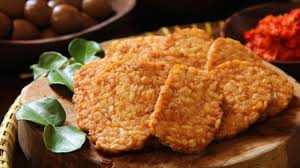 Celupkan tempe iris ke adonan tepung, goreng hingga kuning kecokelatan. Wajib Tahu Ini Cara Membuat Tempe Goreng Tepung Yang Renyah