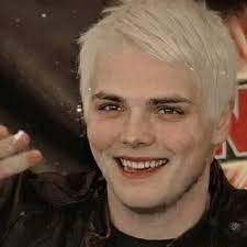 Pin By Y Blya On Gerard Way My Chemical Romance Gerard Way Romance