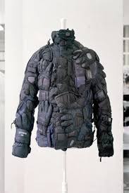 Maison Martin Margiela Reunir Des Pieces De Vetement Anciennement Destinees A Une Autre Fonction Accumuler Margiela Maison Martin Margiela Design De Mode