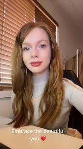 Julie Davi's Instagram, Twitter & Facebook