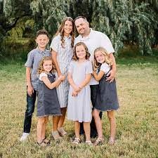 40 Latest Trend Of Family Photoshoot Ideas Pose Ideas Props Pinterest Board Abrittonphotography Family Photoshoot Poses Family Portrait Outfits Family Photoshoot