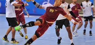 يُحظَر على لاعب كرة اليد استخدام قدمَيه، أو الأجزاء السُّفلى من ساقَيه للتعامل مع الكرة، كتمريرها، أو يتكوّن فريق كرة اليد من أربعة عشر لاعباً كحدّ أقصى، بحيث يوجد منهم فوق أرضيّة للتعرف أكثر على عدد لاعبي كرة اليد يمكنك قراءة المقال ما هو عدد لاعبي كرة اليد. Ø¹Ø¯Ø¯ Ù„Ø§Ø¹Ø¨ÙŠ ÙƒØ±Ø© Ø§Ù„ÙŠØ¯ Ù…ÙˆÙ‚Ø¹ Ù…ØµØ§Ø¯Ø±