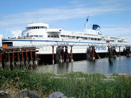 A Bc Ferry Approaching The Ferry Terminal At Earls Cove Picking Up People  To Go To Saltery Bay For Powell River Stock Photo - Alamy