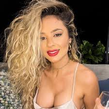 I feel like we're all riding in the Uber Black version of Twitter. Well  done @mosseri