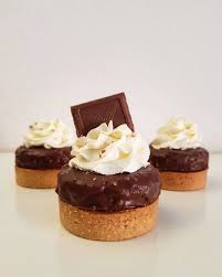 1 212 Mentions J Aime 68 Commentaires La Fleur Sucree La Fleursucree Sur Instagram Tarte Trois Chocolats Et Caramel Cou In 2020 Desserts Mini Cheesecake Food
