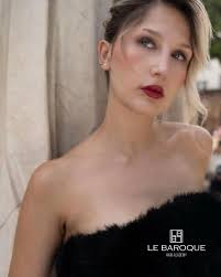 Un raccolto alto, elegante e senza tempo. Raffinato, femminile e perfe...