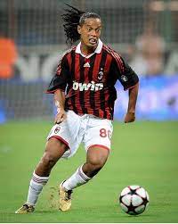 Ronaldinho, pictured in the crowd at a flamengo match in january 2011, shortly after leaving ac milan he had often spoken of returning to his boyhood club, so president paulo odone struck a deal. Ac Milan Ronaldinho Futbol Leyendas Deportes