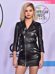 Rare beauty queen selena gomez is blonde again in april 2021. Selena Gomez Has Blonde Hair Again And Looks Totally Different