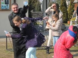 Wraz z nowoochrzczonymi udajemy się dziś do bazyliki księcia apostołów. Poniedzialek Wielkanocny I Smigus Dyngus Www Gosc Pl