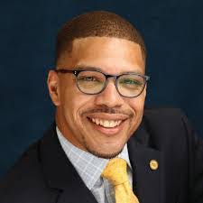 Karen Holtzclaw's Instagram, Twitter & Facebook