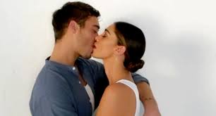 Lui ha scelto la strada della solitudine, affermando che quando uno trova un equilibrio e sta bene da solo poi è difficile pensare di nuovo ad una vita di coppia, mentre lei ha deciso di buttarsi a capofitto in una nuova relazione, quella con antonino spinalbese, che presto la renderà di nuovo mamma di. Belen Rodriguez Antonino Spinalbese Dolce Dedica Su Instagram Il Commento Di Lei Spiazza