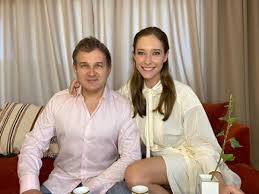 Катерина осадча утретє стала мамою. Vedushie Yurij Gorbunov I Katya Osadchaya Raskryli Sekrety Superfinala Shou Golos Krayini 10