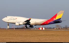 Manufactured by boeing's commercial airplane unit in the us, the original version of the 747 was two and a half times the size of the boeing 707, one of the common large commercial aircraft of the 1960s. Hl7421 Boeing 747 48e Bdsf Asiana Cargo Max Hrusa Jetphotos