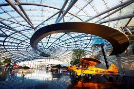 Die bisher makellosen bullen wollen ihre siegesserie gegen die violetten ausbauen und die tabellenführung. Red Bull Hangar7 Salzburg Austria Alcons Audio