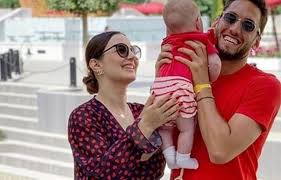 Eşiyle boşanmanın eşiğinden dönen hakan çalhanoğlu'ndan 6 mart'ta dünyaya gelen kızı liya ile ilk paylaşım geldi. Hakan Calhanoglu Ndan Esi Ve Kizina Buyuk Jest