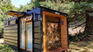 Dieses zweistöckige containerhaus hat im ersten stock sogar einen balkon. Tiny House Schiffscontainer Wird Zum Edlen Hauschen Stern De