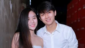 Ngoài ra, phía hoài lâm đã để lại bình luận thông báo sẽ xoá thẳng tay những bình luận không liên quan đến sản phẩm trên trang cá nhân của nam ca sĩ. Hoai Lam Va Báº¡n Gai Cindy LÆ° Chia Tay Sau Gáº§n 2 NÄƒm Cong Khai Háº¹n Ho Viá»‡t Nam Má»›i