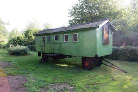 biete diesen schonen ddr bauwagen an er stand mehrere jahre aufgebockt im wald er wurde zum bauwagen wohnwagen leutewagen tiny house bauwagen bau house