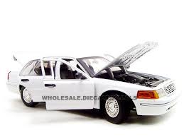Ford Crown Victoria Undercover Special Service Police Car White 1 18 Diecast Model Car By Motormax Diecast Model Cars Car Model Police Cars