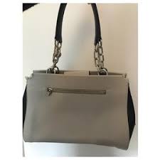 Discover new products on sale and enjoy up to 50% off on shoulder bags, backpacks, shoppers, clutches and more. Second Hand Guess Handbags Joli Closet