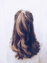 haarfarbe trend 2017 aus ombre wird balayage mittellange haare locken blond braun halfbun diy balayage lange haare ideen mittellange haare
