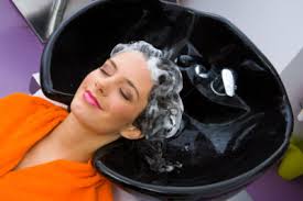 Diese hausmittel helfen ihnen, das ganz ohne chemische färbekeulen anzustellen. Schwarz Gefarbte Haare Aufhellen So Geht S