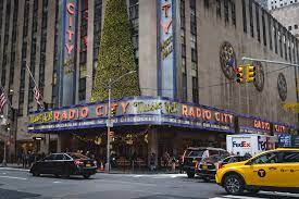 It's got everything from the fabulous radio city rockettes to a live nativity sequence and one of the best santas around. Radio City Music Hall Alle Infos Events Die Du Wissen Musst 2021