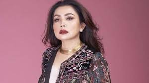 Kapan lagi ku harus menahan rasa kecewa di dalam dada seandainya kita masih bersatu tak mungkinkan menyatu walau masih ada sisa cinta biarkan saja berakhir sampai di sini tiada lagi yang ku harapkan tiada. Mayang Sari Tiada Lagi Lirik Mayang Sari Tiada Lagi Lirik Dianita Rumiya