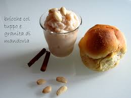 Per fare una granita di bontà rara abbiamo fatto fare la pasta di mandorle (realizzata rigorosamente con la miglior cultivar della regione, la celebre pizzuta d'avola) da. Brioche Col Tuppo E Granita Di Mandorla Salentina In Cucina