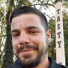 Any men feom UK in threads? 🇬🇧