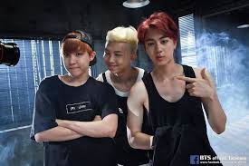 When rap monster asked jin just how wide they are, jin proudly stated 60 cm. Hello A R M Y We All Know That Our Beloved Seokjin Has A Incredible Shoulder Width Of 60cm Bu Chicos Bts Camisa Roja Oppas